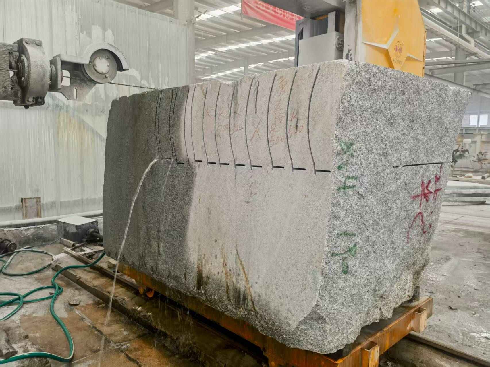 咸宁 602，大花芙蓉白，绳锯加工弧形路沿石