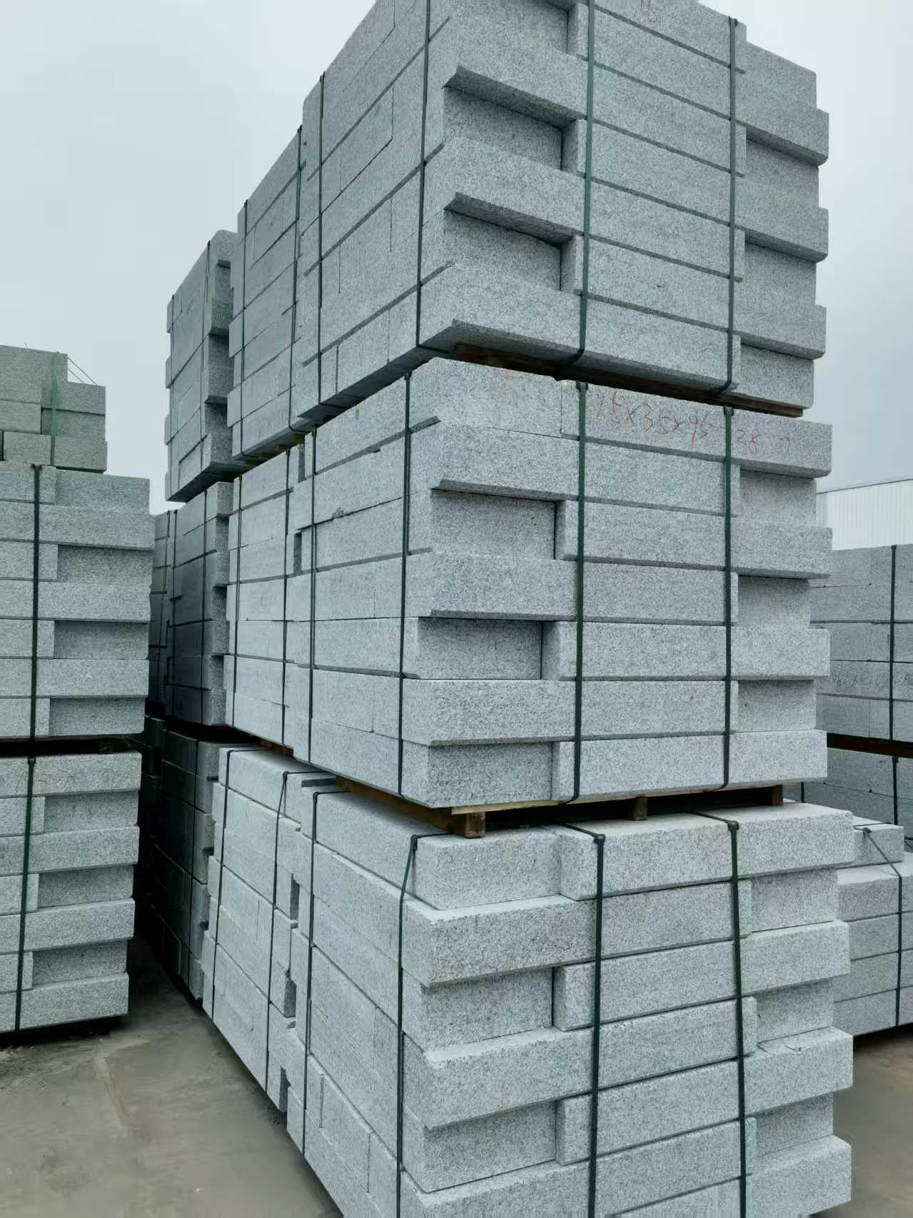 咸宁 路沿石，板板正正的路沿石