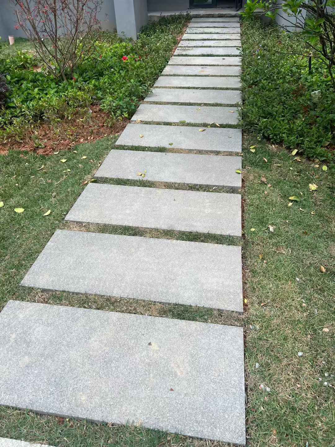 咸宁 芝麻黑小区踏步、汀步石铺装效果
