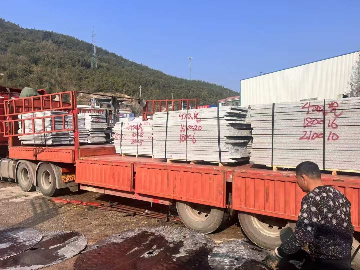 咸宁 芝麻灰花岗岩光面毛板出货日常