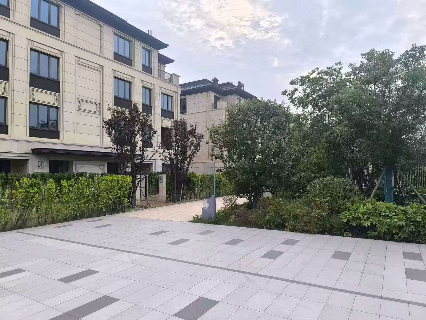 咸宁 芝麻白与芝麻白搭配铺装，尺寸1200*600